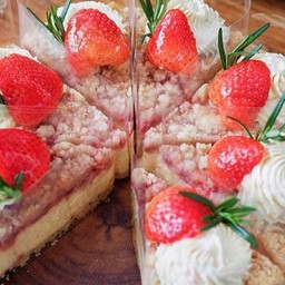 Strawberry Crumble Cheesecake