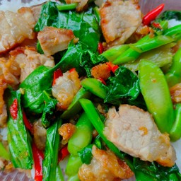 คะน้าหมูกรอบ (ราดข้าว)