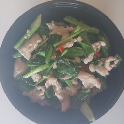 ข้าวหอมมะลิราดผัดคะน้าหมู