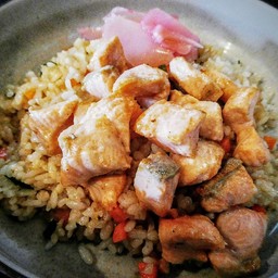 ข้าวผัดแซลมอนหั่นเต๋า