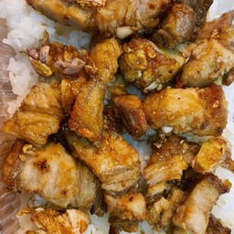 หมูกรอบกะเทียม (ราดข้าว)