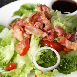 สลัดไก่ย่าง และเบค่อน