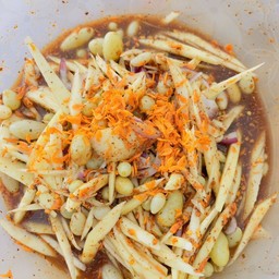 ยำองุ่นดองใส่มะม่วงโรยหน้าถั่วปลากรอบกุ้งเเดง