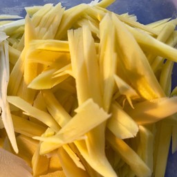 มะม่วงเเก้วขมิ้นสับพร้อมเกลือเค็มเเละกะปิ