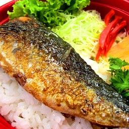 ข้าวหน้าปลาซาบะย่างซีอิ๊ว
