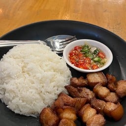 ข้าวหมูสามชั้นทอดน้ำปลา