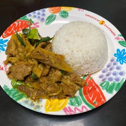 ข้าวผัดพริกแกงใต้หมูใส่หน่อไม้