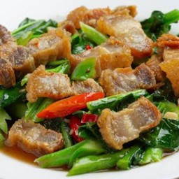 ข้าวคะน้าหมูกรอบ