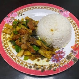 ข้าวหมูกรอบผัดพริกแกงใต้ใส่หน่อไม้