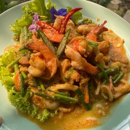 กุ้งผัดผงกรหรี่/ปูม้าผัดปงกระหรี่