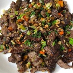 เนื้อคั่วพริกเกลือราดข้าว