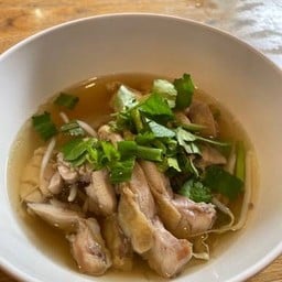 ก๋วยเตี๋ยวน้ำไก่ noodle soup with chicken