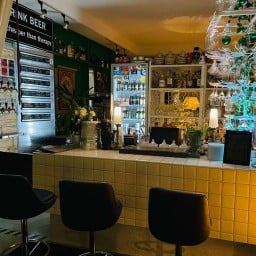 Romyen Coffee/Malong Burger/Cocktails/Craftbeer ร่มเย็นบาร์สเปซ
