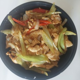 ข้าวหอมมะลิราดผัดพริกหยวกไก่