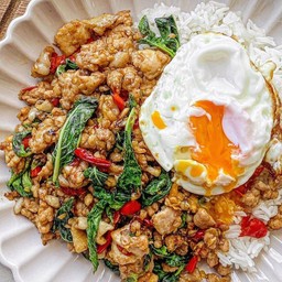 กะเพราไก่ ไข่ดาว ราดข้าว