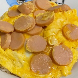 ข้าวไข่ข้นไส้กรอก