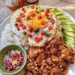 ข้าวไก่กระเทียม ไข่ดาว