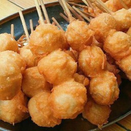 ลูกชิ้นปลาชุปแป้งทอด 10ไม้80บาท