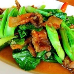 ผัดคะน้าหมูกรอบ