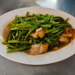 ผัดผักบุ้งหมูกรอบ