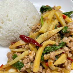 กะเพราหน่อไม้ หมูสับ/ไก่สับ (ราดข้าว)