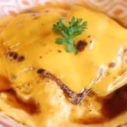 ข้าวไข่ข้นหมูย่างชีส