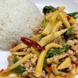 กะเพราหน่อไม้ หมูสับ (ราดข้าว)