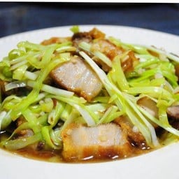 ผัดกุยช่ายขาวหมูกรอบ