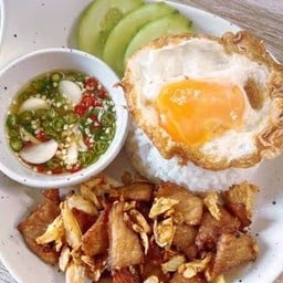 ข้าวหมูกระเทียม ไข่ดาว