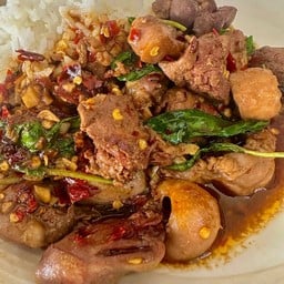 ข้าวกะเพราเครื่องในไก่