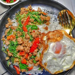 กะเพราหมูสับไข่ดาว ราดข้าว