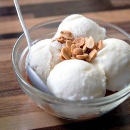 ไอศครีมกะทิสด (เลือกท้อปปิ้งได้ 3 อย่าง)