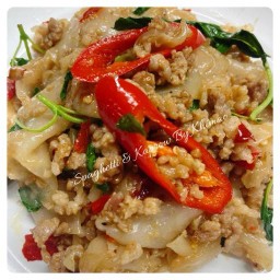 เส้นใหญ่ ผัดกะเพรา หมูสับ หรือ ไก่สับ