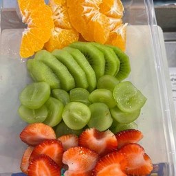 สตอเบอรรี่ กีวี ไซมัสคัท ส้ม หั่นพร้อมทานปนกัน