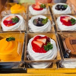 เค้กกล่องโฮมเมด ที่ร้านทำเอง สดใหม่ทุกวัน ซอสกวนเองจ้า