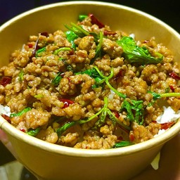 ข้าวกะเพาหมูสับหน้าล้น