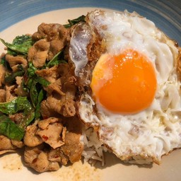 กะเพราหมูสไลด์+ไข่ดาว นุ่ม อร่อยฟิน