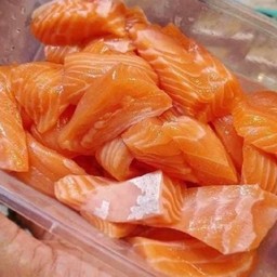 ซาซิมิแซลมอนรวมท้องปลา (หั่นเต๋า) M