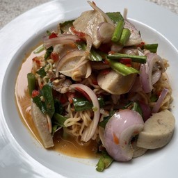 ยำมาม่าหมูสับหมูยอ