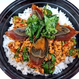 ข้าวกระเพราไข่เยี่ยวม้า