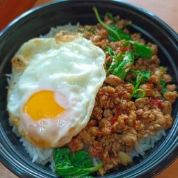 ข้าวกระเพราหมูสับไข่ดาว