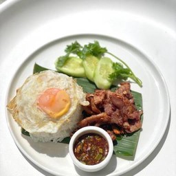 ข้าวหมูทอดกระเทียมน้ำจิ้มแจ่ว