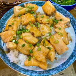 ข้าวหน้าปลาแซลมอนหั่นเต๋าเทริยากิ