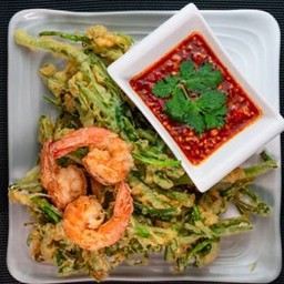 ยำผักบุ้งกุ้งกรอบ