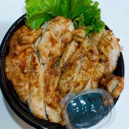 ข้าวหอมหน้าสเต็กอกไก่นุ่ม(ใหญ่)