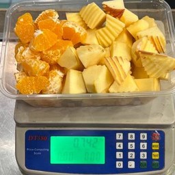 แอปเปิ้ล ส้ม หั่นพร้อมทานปนกัน