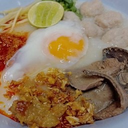 โจ๊กหมูต้มยำใส่ไข่