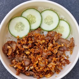 ข้าวหมูชิ้นกระเทียมพริกไทย