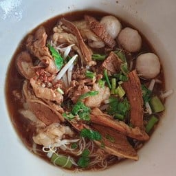 ก๋วยเตี๋ยวลูกชิ้นหมูตุ๋น