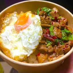 กะเพาเนื้อ+ไข่ดาว